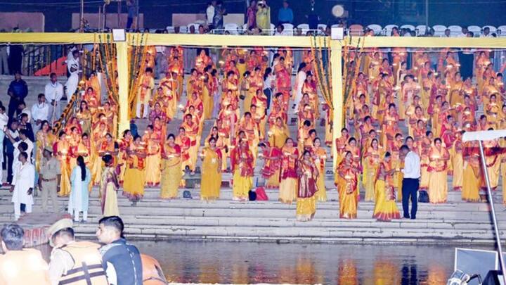 সরযূ নদীর তীরে জ্বালানো হল ২৫ লক্ষর বেশি মাটির প্রদীপ। যা গিনেস বুকে নয়া বিশ্বরেকর্ড।(ছবিটি @myogiadityanath-এর এক্স হ্যান্ডেল থেকে নেওয়া)