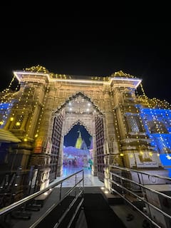 Kashi Vishwanath Dham: दीपोत्सव पर तरह-तरह के फूलों से सजा बाबा विश्वनाथ का दरबार, काशी की सुंदरता ने किया भाव विहोर