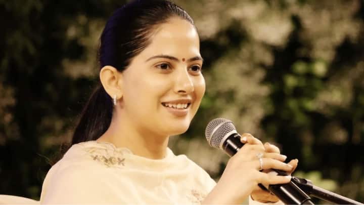 वहीं जया डिओर के कस्टमाइज बैग के साथ नजर आईं, जिसकी कीमत 2,10,000 रुपये बताई जा रही है.ऐसे में कई लोगों के मन में ये सवाल है कि आखिर इस बैग पर लिखा क्या है. तो चलिए जानते हैं.