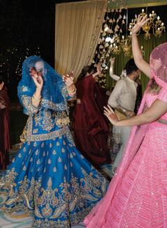 कभी लंबा घूंघट ओढ़ नाची, कभी पति सुमित की बांहों में झूमी, नई दुल्हन सुरभि ज्योति ने शेयर की अपनी संगीत सेरेमनी की तस्वीरें