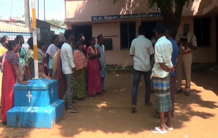 Theni news Parents ex-students lay siege to the school protesting the teacher transfer - TNN ஆசிரியரின் பணி இடமாறுதலுக்கு எதிர்ப்பு... பள்ளியை முற்றுகையிட்ட பெற்றோர்கள், முன்னாள் மாணவர்கள்