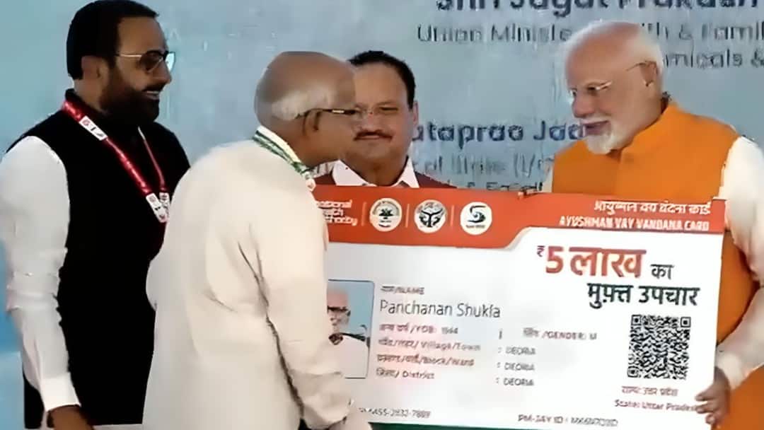 Free treatment worth Rs 5 lakh for senior citizens above 70 years from today Extension of Ayushman Bharat Pradhan Mantri Jan Arogya Yojana Ayushman Bharat Pradhan Mantri Jan Arogya Yojana : आजपासून 70 वर्षांपेक्षा जास्त वयाच्या वृद्धांसाठी 5 लाख रुपयांचे मोफत उपचार