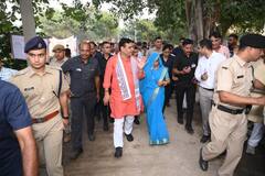 पत्नी के साथ पैतृक गांव अटारी पहुंचे सीएम भजनलाल शर्मा, दिवाली की बधाई दी, बुजुर्गों का लिया आर्शीवाद