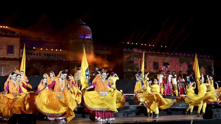 ১৪ বছরের বনবাস শেষ করে প্রভু রামের অযোধ্যায় প্রত্যাবর্তন উদযাপন করতে ৫ দিনের দীপোৎসব পালন করা হয়।