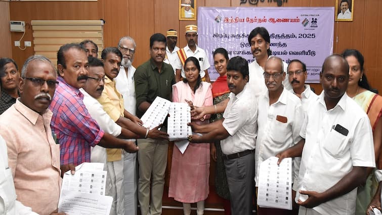 Thanjavur  Collector who released the Consolidated voter list - TNN தஞ்சையில் வாக்காளர் பட்டியல் வெளியீடு;  ஆண்கள், பெண்கள் எத்தனை பேர்?