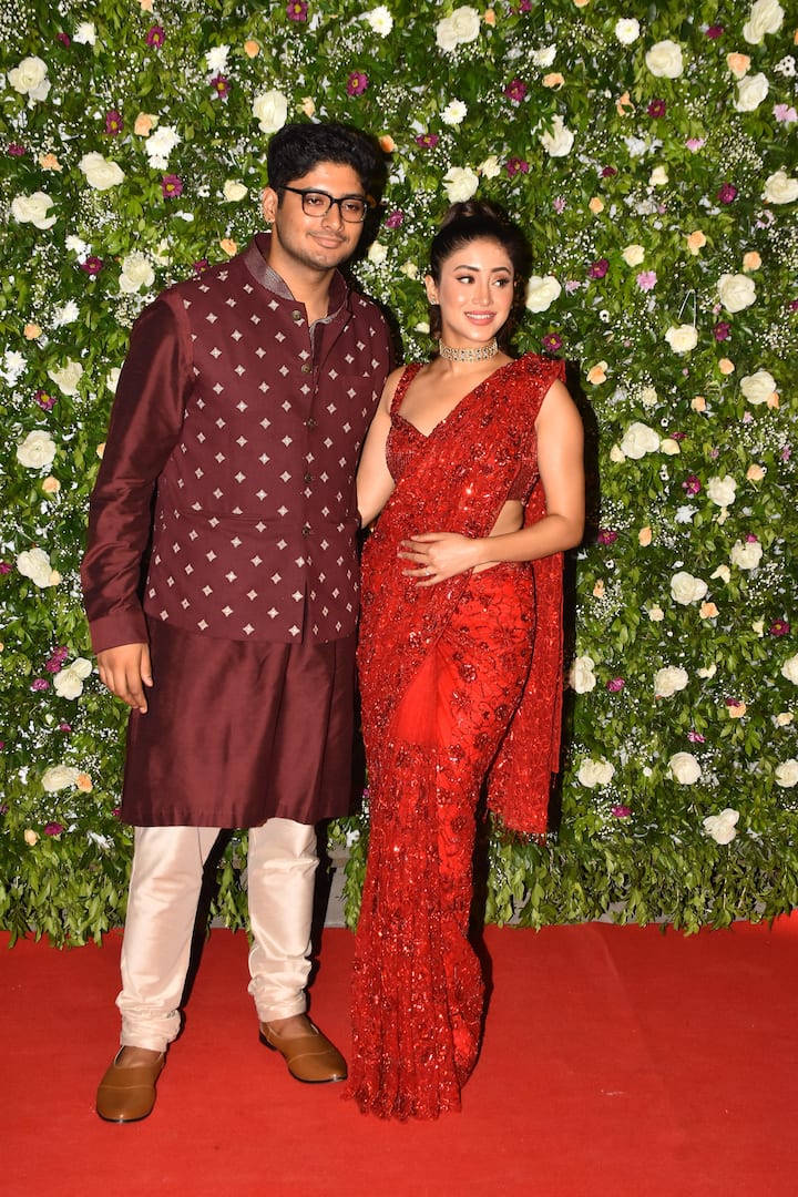 शिवांगी ने साड़ी को मैचिंग स्लीवलेस ब्लाउज के साथ पेयर किया. इसी के साथ उन्होंने चोकर नेकलेस भी पहना. एक्ट्रेस इस साड़ी में बेहद खूबसूरत लग रही थीं.