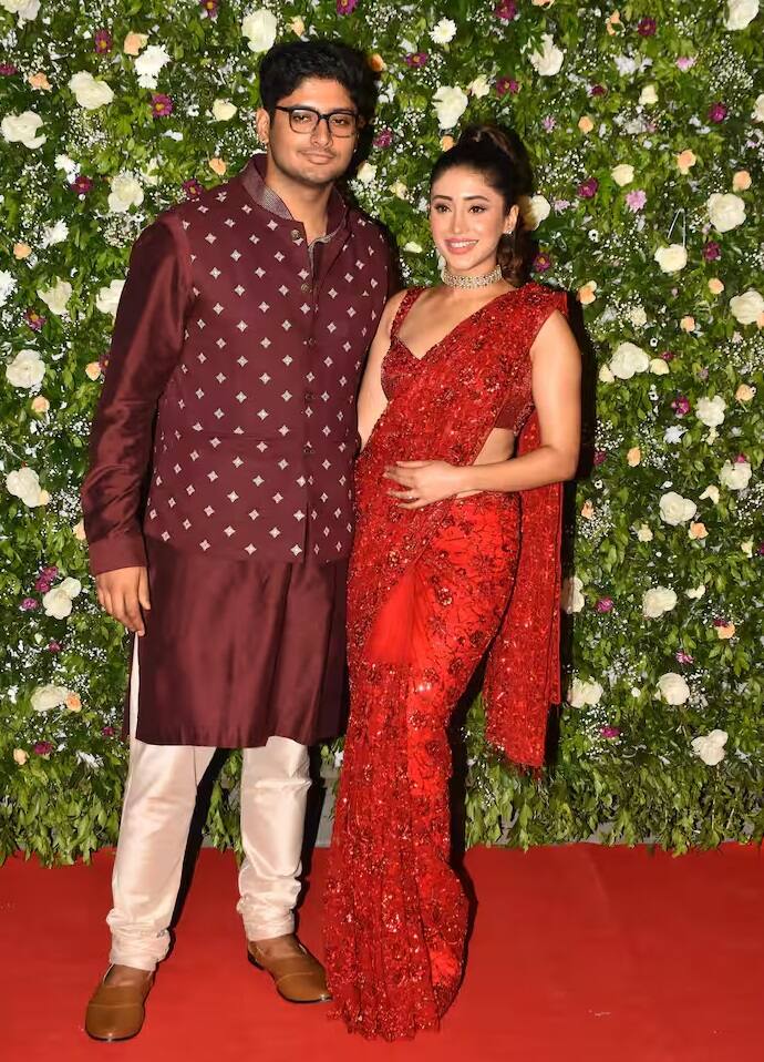 Diwali Party Look: પ્રોડ્યુસર નિખિલ દ્વિવેદીએ દિવાળી પાર્ટી હોસ્ટ કરી હતી. આ પાર્ટીમાં બોલિવૂડથી લઈને ટીવી સુધીના તમામ સ્ટાર્સ જોવા મળ્યા હતા. દિવાળીની પાર્ટીમાં તમામ અભિનેત્રીઓ સૂટ અને કેટલીક સાડી પહેરેલી જોવા મળી હતી. તેના દિવાળી લુક્સ સોશિયલ મીડિયા પર વાયરલ થઈ રહ્યા છે. અભિનેત્રીઓ પલક તિવારી અને શિવાંગી જોશીએ પણ પોતાની સ્ટાઈલ બતાવી હતી.