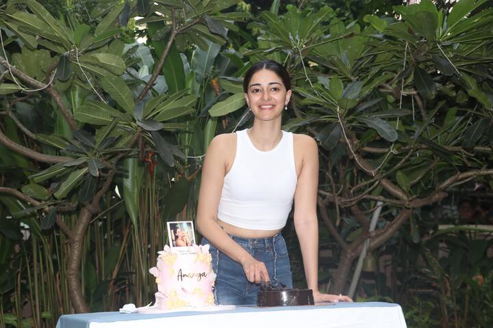 Ananya cut the cake with the paparazzi. During this time, Ananya was looking very cute in casual look.