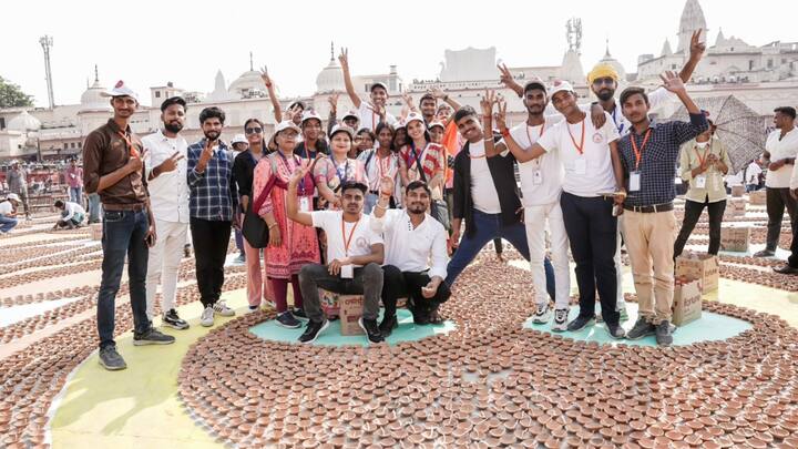 More than 30,000 volunteers assisted in decorating the ghats on October 30. (Source: X/@uptourismgov)