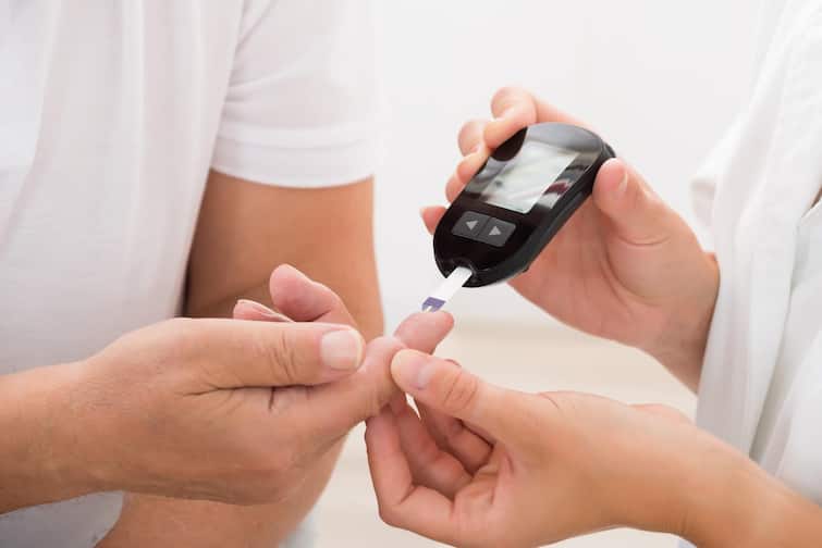 Control blood sugar level with these 5 effective tips, will be under control in just 15 days Blood Sugar:  બ્લડ સુગર લેવલને આ 5 કારગર ટિપ્સથી કરો નિયંત્રિત,  માત્ર 15 દિવસમાં કાબૂમાં આવી જશે