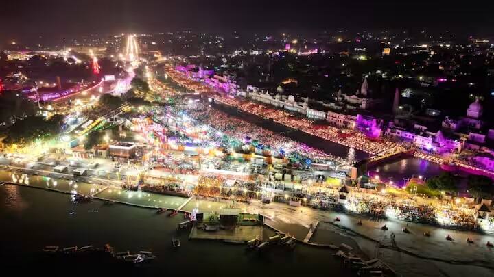मुख्यमंत्री और अन्य लोगों ने भगवान राम के रथ को खींचकर राम दरबार स्थल तक पहुंचाया। बाद में आदित्यनाथ ने उनकी आरती उतारी. छोटी दिवाली के मौके पर बुधवार को अयोध्या में भव्य दीपोत्सव समारोह के तहत लालटेन की शोभा यात्रा निकाली गई. देशभर से आए शास्त्रीय नर्तकों की प्रस्तुति ने राम पथ पर रामायण की घटनाओं को दर्शाती झांकियों में अपना जादू बिखेरा।