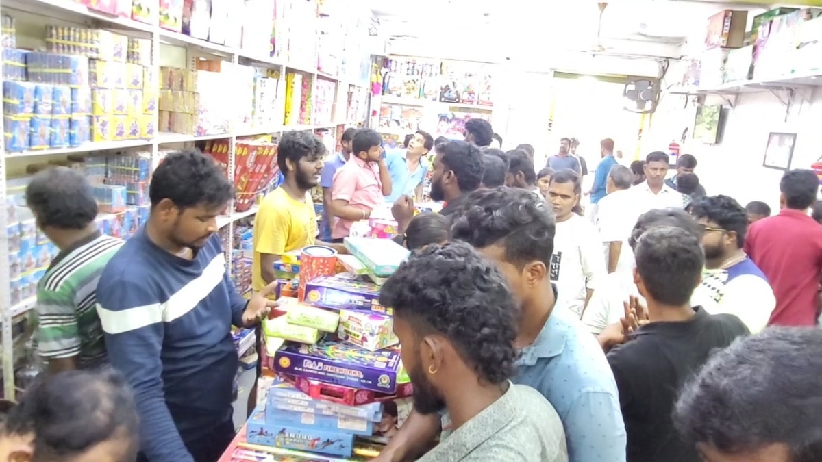 Diwali: பட்டாசு கடைகளில் குவியும் மக்கள்.. மார்க்கெட்டுக்கு வந்த புதிய பட்டாசுகள்