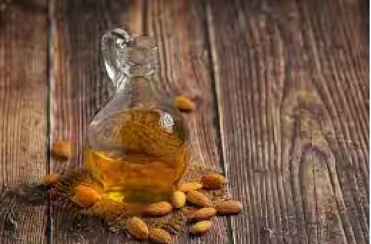 બદામનું તેલ: આંખોની આસપાસ બદામનું તેલ લગાવો અને લગભગ 1 મિનિટ સુધી હળવા હાથે મસાજ કરો અને 15 મિનિટ સુધી રહેવા દો. આ પછી કપાસને પાણીમાં બોળીને સાફ કરો. દરરોજ આમ કરવાથી ડાર્ક સર્કલ ઓછા થાય છે અને કરચલીઓથી છુટકારો મેળવી શકાય છે.