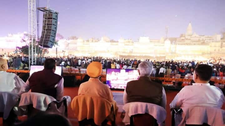 এদিন অযোধ্যা মেতে উঠল অষ্টম দীপোৎসবে। উদযাপনে নেতৃত্ব দেন উত্তরপ্রদেশের মুখ্যমন্ত্রী যোগী আদিত্যনাথ। সঙ্গে ছিলেন তাঁর মন্ত্রিসভার আরও অন্যান্য সদস্য।(ছবিটি @myogiadityanath-এর এক্স হ্যান্ডেল থেকে নেওয়া)