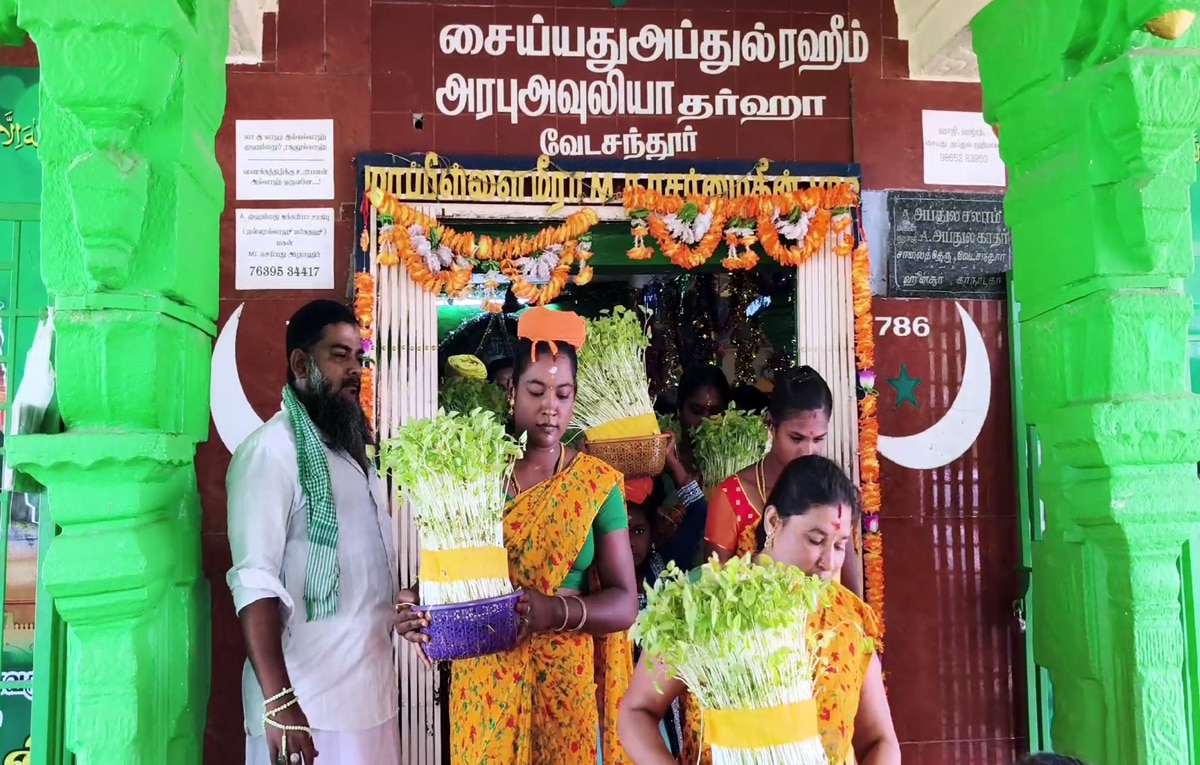 தேவர் ஜெயந்தி விழா; முளைப்பாரிகளை தர்காவில் வைத்து தொழுகை செய்து கொடுத்த இஸ்லாமியர்