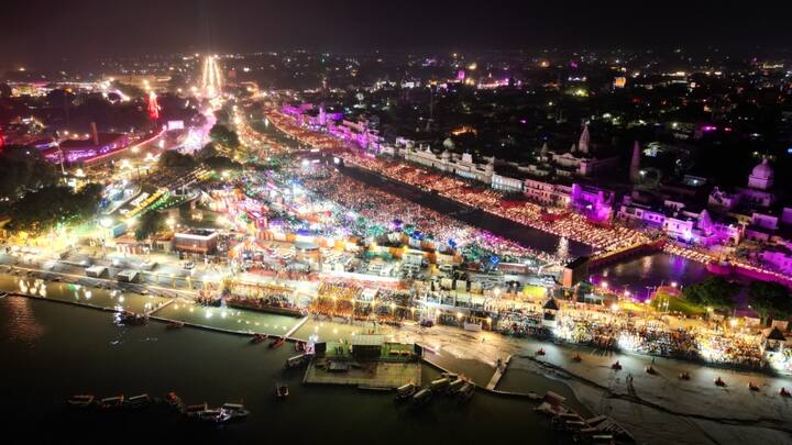श्री राम के सीता और लक्ष्मण हनुमान और अन्य लोगों के साथ ‘पुष्पक विमान’(हेलीकॉप्टर) से अयोध्या पहुंचने पर उत्तर प्रदेश के मुख्यमंत्री योगी आदित्यनाथ, उपमुख्यमंत्री ब्रजेश पाठक और केशव प्रसाद मौर्य ने उनका स्वागत किया.
