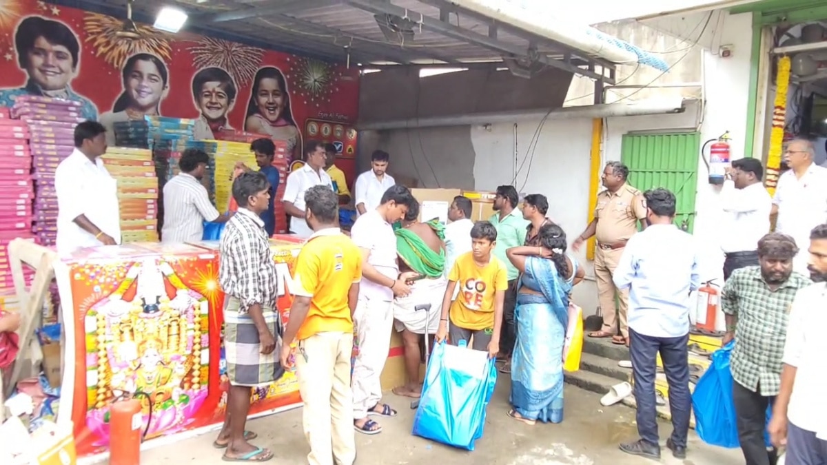 Diwali: பட்டாசு கடைகளில் குவியும் மக்கள்.. மார்க்கெட்டுக்கு வந்த புதிய பட்டாசுகள்