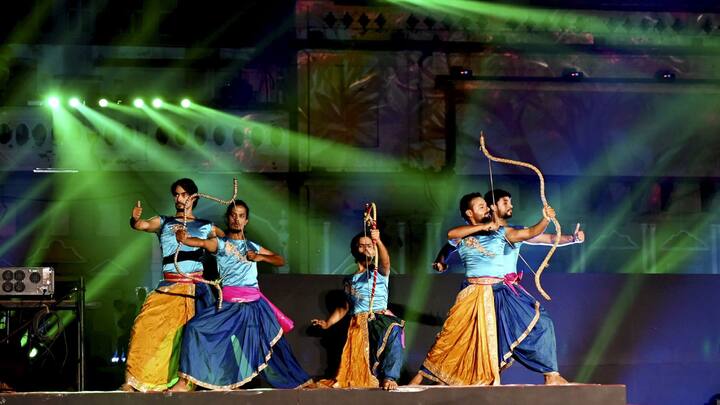 বিশেষ শব্দ ও আলোর কাজের মাধ্যমে রামলীলার গল্পকথা তুলে ধরা ইভেন্টে। যা উপস্থিত সকলের নজর কাড়ে।