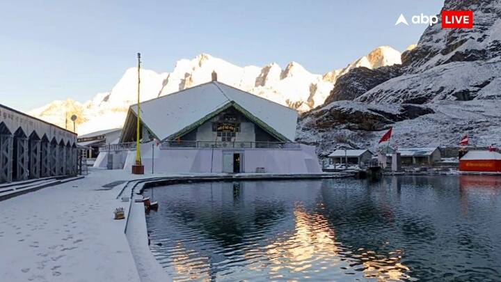 कश्मीर के ऊंचाई वाले क्षेत्रों में मंगलवार को कई स्थानों पर हल्की बर्फबारी देखी गई. अगले दो दिनों तक घाटी के ऊपरी इलाकों में बादल छाए रहने और हल्की बारिश या बर्फबारी होने का अनुमान है.