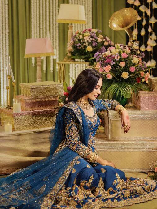वहीं लुक की बात करें तो सुरभि ज्योति ने अपनी संगीत सेरेमनी के लिए हैवी एम्बेलिश्ड बलू कलर का शरारा पहना था. एक्ट्रेस इस आउटफिट में बला की खूबसूरत लग रही थीं. उन्होंने एक्सेसरीज में चोकर नेकलेस और ईयररिंग्स पहने थे. सुरभि ने संगीत सेरेमनी के लिए अपने बालों को वेवी कर्ल किया हुआ था और ग्लॉसी मेकअप में टीवी की नागिन चांद का टुकड़ा लग रही थीं.