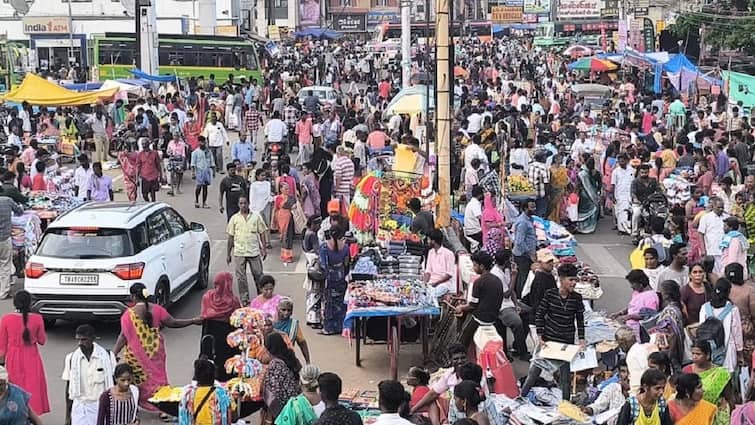 Heavy traffic jam... where? Do you know why நாளை தீபாவளி! களைகட்டும் கடைத்தெரு! தஞ்சையில் கடும் போக்குவரத்து நெரிசல்!