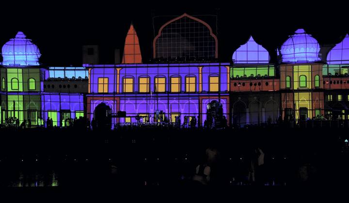 ड्रोन शो के जरिए रावण वध, पुष्पक विमान, दीपोत्सव, राम दरबार वाल्मीकि, तुलसीदास व राम मंदिर को भी अयोध्या के आकाश में ड्रोन के जरिए दर्शाया और दिखाया जाएगा. पुराने सरयू पुल पर भव्य आतिशबाजी भी की जाएगी.