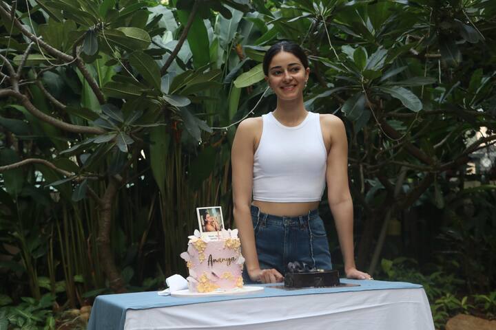 অনন্যাকে কে বেশি ভালবাসেন, তা নিয়ে কি ওয়াকার ও সুহানার মধ্যে প্রতিযোগিতা শুরু হয়েছে? রসিকতা করে প্রশ্ন তুলেছেন নেটাগরিকেরা।