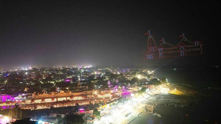 দীপোৎসব উপলক্ষে ১৮টি ট্যাবলোও বের করা হয়। যার মাধ্যমে প্রভু রামের জীবনের উল্লেখযোগ্য মুহূর্তগুলি তুলে ধরা হয়। এর তত্ত্বাবধানে ছিল রাজ্যের তথ্য ও পর্যটন দফতর।(ছবিটি @myogiadityanath-এর এক্স হ্যান্ডেল থেকে নেওয়া)