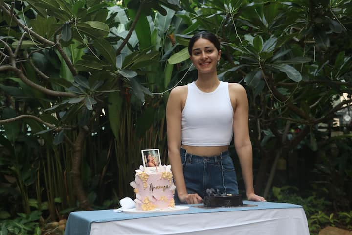 অনন্যার বেশ কিছু সোহাগী ছবি দিয়ে সুহানা লিখেছেন, “আমার প্রিয় বার্থডে গার্ল। আই লাভ ইউ! আই লাভ ইউ!”