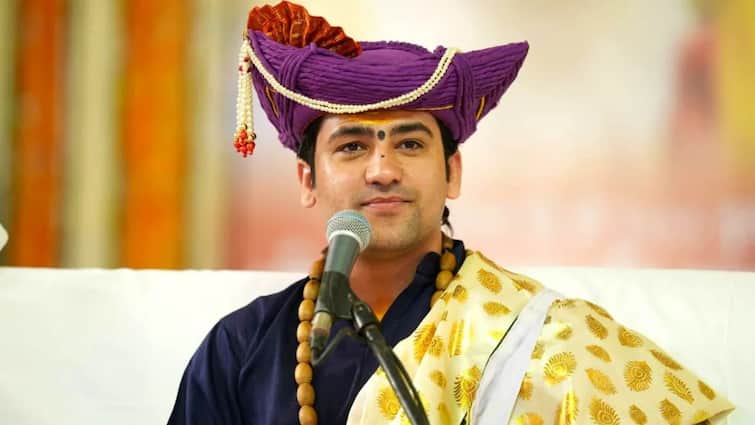 Bageshwar Dham Dhirendra Shastri Praises Gautam Khattar Calls Him a Photocopy of Himself After His Speech on Hinduism किसे देख बोले बागेश्वर वाले बाबा- ऐसा लग रहा कि हम अपनी ही फोटोकॉपी से मिल रहे