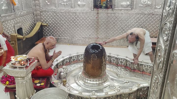 द्वादश ज्योतिर्लिंगों में कालों के काल भगवान महाकालेश्वर का प्रमुख स्थान है. सभी पर्व की शुरुआत भगवान महाकाल के दरबार से होती है. इस बार भी दीपावली पर्व की शुरुआत भगवान महाकाल के दरबार से होने वाली है.