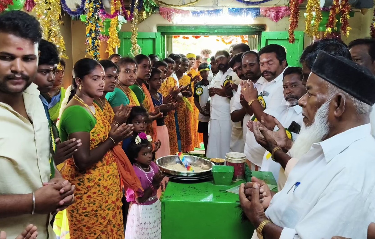 தேவர் ஜெயந்தி விழா; முளைப்பாரிகளை தர்காவில் வைத்து தொழுகை செய்து கொடுத்த இஸ்லாமியர்