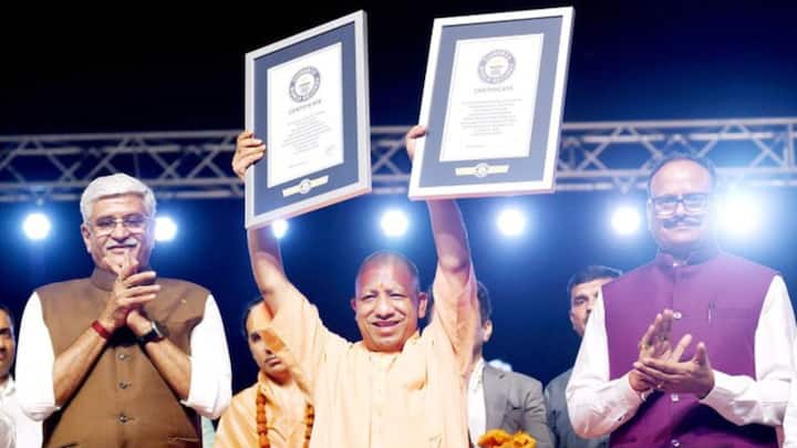 দীপোৎসবে গিনেস বিশ্ব রেকর্ডের ২টি নয়া রেকর্ডের শংসাপত্র তুলে দেওয়া হয় মুখ্যমন্ত্রী যোগী আদিত্যনাথের হাতে। (ছবিটি @myogiadityanath-এর এক্স হ্যান্ডেল থেকে নেওয়া)