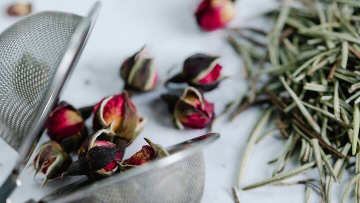Tea Rose and Agarwood: The elegant combination of tea rose, known for its calming properties, and agarwood, perfect for relaxation, adds a warm aura to the home. The fragrance helps in imbuing a calm aroma, for a serene atmosphere. (Image source: Canva)