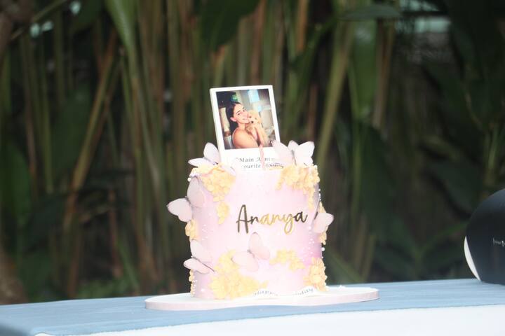 আজ তাঁর জন্মদিন। ২৬ বছর পূর্ণ করলেন অভিনেত্রী অনন্যা পাণ্ডে। পাপারাৎজিদের আনা কেক কেটে জন্মদিন পালন করলেন অভিনেত্রী। আর সেই জন্মদিনের দিনই, ফাঁস হয়ে গেল তাঁর প্রেমের কথাও!