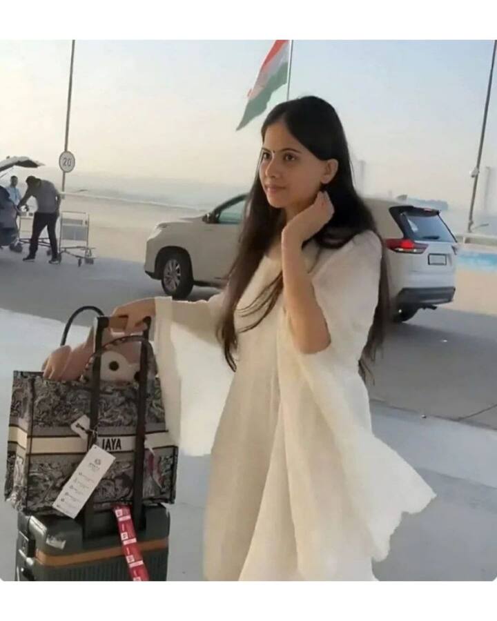 ऐसे में लोगों का कहना है कि कृष्ण भक्ति के उपदेश देने वाली जया गाय के चमड़े से बना इतना मंहगा बैग क्यों इस्तेमाल कर रही हैं. जबकि वो खुद सादगी से रहने के उपदेश देती हैं.