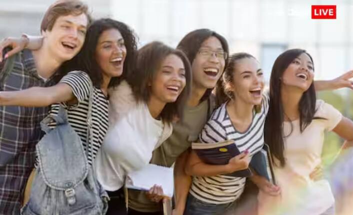 ਪਿਊ ਰਿਸਰਚ ਦੇ ਅਨੁਸਾਰ, 2035 ਤੱਕ ਚੀਨ ਦੀ ਆਬਾਦੀ ਦਾ ਇੱਕ ਤਿਹਾਈ ਹਿੱਸਾ (400 ਮਿਲੀਅਨ) 60 ਸਾਲ ਤੋਂ ਵੱਧ ਉਮਰ ਦਾ ਹੋਵੇਗਾ। ਇਹ ਸਥਿਤੀ ਦੇਸ਼ ਦੇ ਭਵਿੱਖ ਲਈ ਗੰਭੀਰ ਚੁਣੌਤੀ ਬਣ ਸਕਦੀ ਹੈ, ਖਾਸ ਕਰਕੇ ਜਦੋਂ ਚੀਨ ਨੂੰ ਆਪਣੇ ਨਿਰਮਾਣ ਕਾਰੋਬਾਰ ਨੂੰ ਅੱਗੇ ਵਧਾਉਣ ਲਈ ਨੌਜਵਾਨਾਂ ਦੀ ਲੋੜ ਹੈ।