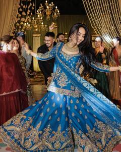 कभी लंबा घूंघट ओढ़ नाची, कभी पति सुमित की बांहों में झूमी, नई दुल्हन सुरभि ज्योति ने शेयर की अपनी संगीत सेरेमनी की तस्वीरें