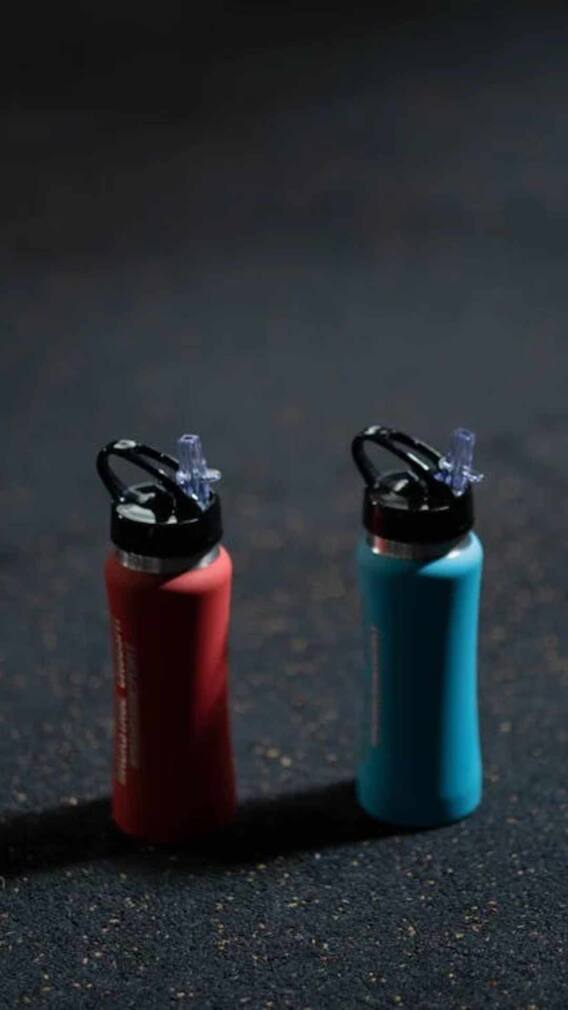 स्टील, कांच या प्लास्टिक... कौन सी बोतल में पानी पीना सही?