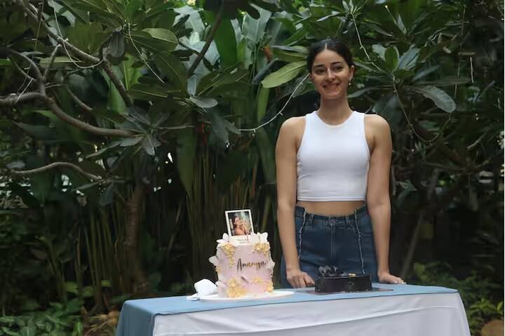 અનન્યા પાંડે દર વર્ષે પોતાનો જન્મદિવસ એક ખાસ રીતે ઉજવે છે. આ વખતે પણ તેણે લેટ લાઈટ નાઈટમાં ભારે ધૂમ મચાવી હતી.