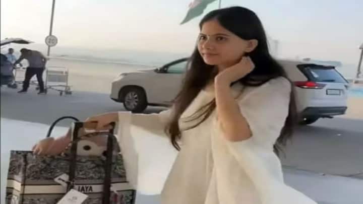 साथ ही इस बैग को लेकर विवाद इसलिए भी बड़ा क्योंकि ब्रांड के मुताबिक इस बैग को बनाने में गाय की चमड़ी का उपयोग किया जाता है.