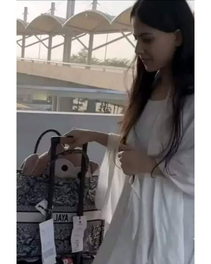 बता दें जया किशोरी अपनी कथा के लिए 9,00,000 रुपये तक चार्ज करती हैं, जिसमें से 4,50,000 रुपये कथा होने से पहले और बाकि कथा होने के बाद भुगतान किया जाता है. 