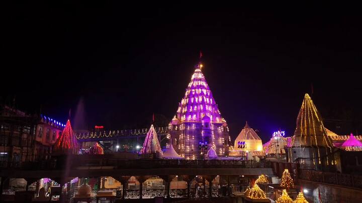 महाकालेश्वर मंदिर में आकर्षक साज सज्जा की गई है, जिसे देखने के लिए देश भर के श्रद्धालु उज्जैन पहुंच रहे हैं. मंदिर में दीपावली पर्व के दौरान विशेष परंपराओं का निर्वहन भी किया जाता है.