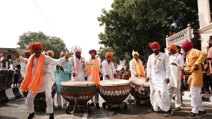 The floats were inaugurated by Culture and Tourism Minister Jaiveer Singh, MLA Ved Prakash Gupta, and Mayor Girish Pati Tripathi. (Source: X/@uptourismgov)