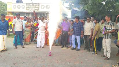 Sanitation workers celebrated Diwali with the public in Salem. Diwali 2024: சேலத்தில் பொதுமக்களுடன் இணைந்து தீபாவளி கொண்டாடிய தூய்மைப் பணியாளர்கள்!