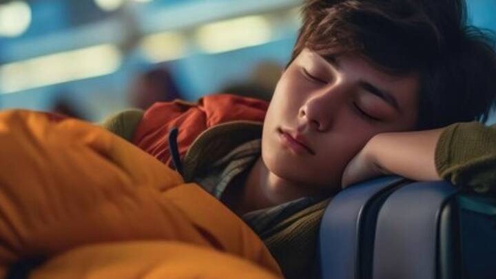 রাতে পর্যাপ্ত ঘুম না হলে সারাদিন ঝিমুনি ভাব আসা স্বাভাবিক। কিন্তু অনেকেই আছেন, যাঁরা যেখানে সেখানে ঘুমিয়ে পড়তে পারেন। বিশেষ করে বাসে, ট্রেনে, গাড়িতে উঠলেই ঘুমে চোখ বুজে আসে এঁদের। রাতে যতই ঘুমান না কেন, চোখ খুলে রাখতে পারেন না গাড়িতে।