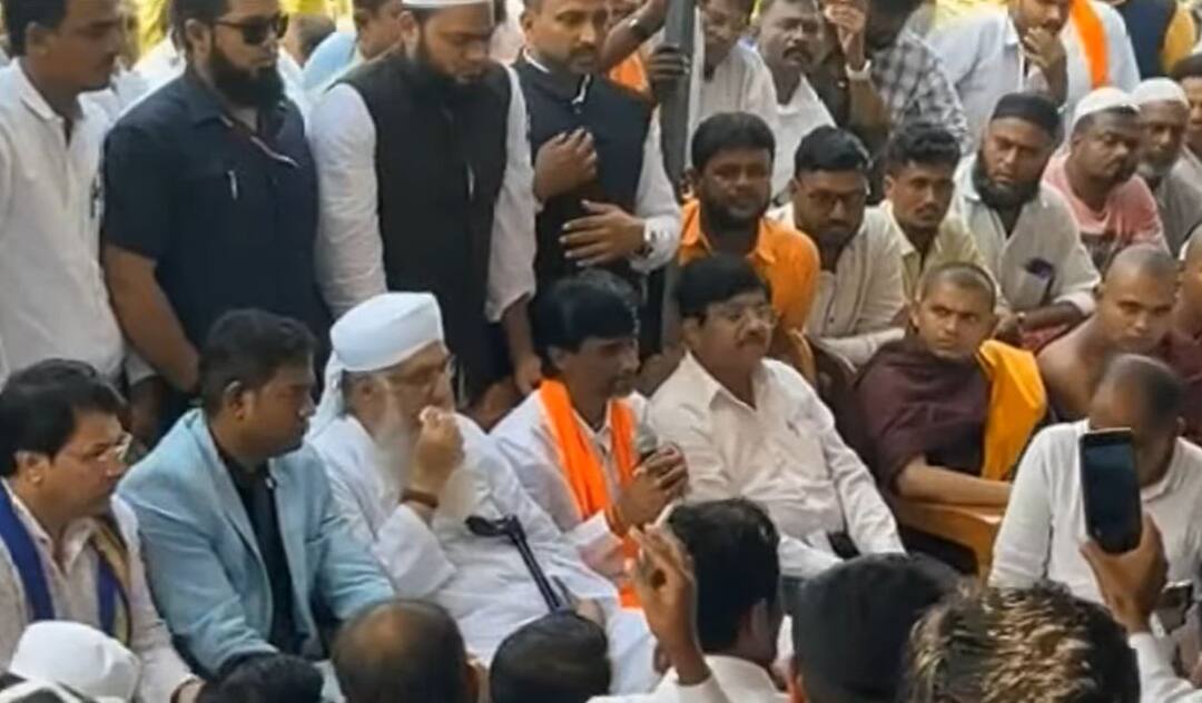 Maharashtra Vidhansabha election 2024 Manoj Jarange Patil will announce the candidate and constituency on November 3 Maratha Reservation News  आता परिवर्तन होणार, मुस्लिम आणि बौद्ध धर्मगुरुंच्या भेटीनंतर मनोज जरांगेंना विश्वास, 3 तारखेला उमेदवार आणि मतदारसंघ जाहीर करणार