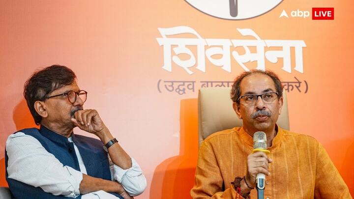 शिवसेना के संजय राउत ने कांग्रेस के खिलाफ अपने बयानों से स्थिति को और स्पष्ट किया है. यह पहली बार है जब शिवसेना ने सार्वजनिक रूप से कांग्रेस के खिलाफ बोला है जिससे राजनीतिक माहौल गरमाया है.