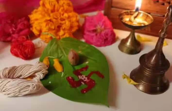 पूजा के बाद मां लक्ष्मी को चढ़ाई गई सुपारी को तिजोरी में रख दें। पूजित सुपारी को गौरी-गणेश का स्वरूप माना जाता है। आप एक सुपारी को लाल कपड़े में बांधकर उसकी पूजा करें और फिर उसे तिजोरी में रखें। उस पर मां लक्ष्मी की कृपा बनी रहती है।