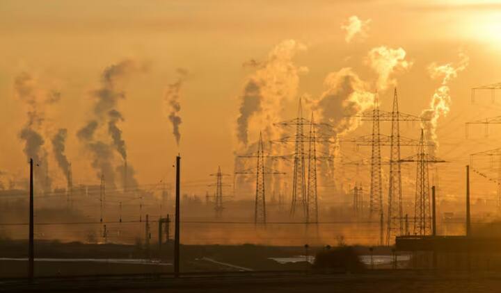 ਦਿੱਲੀ ਵਿੱਚ ਪ੍ਰਦੂਸ਼ਣ ਦਾ ਪੱਧਰ ਇੰਨਾ ਜ਼ਿਆਦਾ ਹੋਣ ਦੇ ਕਈ ਕਾਰਨ ਹਨ। ਦਰਅਸਲ, ਦਿੱਲੀ ਅਤੇ ਇਸਦੇ ਆਸਪਾਸ ਦੇ ਖੇਤਰਾਂ ਵਿੱਚ ਬਹੁਤ ਸਾਰੇ ਉਦਯੋਗ ਹਨ ਜੋ ਹਵਾ ਵਿੱਚ ਹਾਨੀਕਾਰਕ ਗੈਸਾਂ ਅਤੇ ਕਣ ਛੱਡਦੇ ਹਨ।